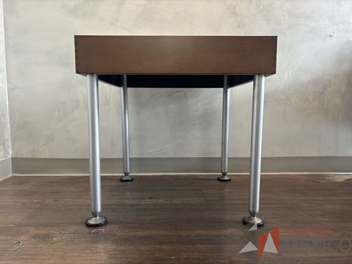 Lote 007 - Mesa de apoyo con patas metálicas - Imagen 4