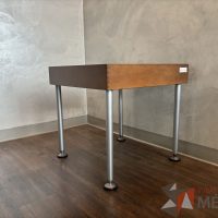 Lote 007 - Mesa de apoyo con patas metálicas - Imagen 2