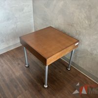 Lote 007 - Mesa de apoyo con patas metálicas