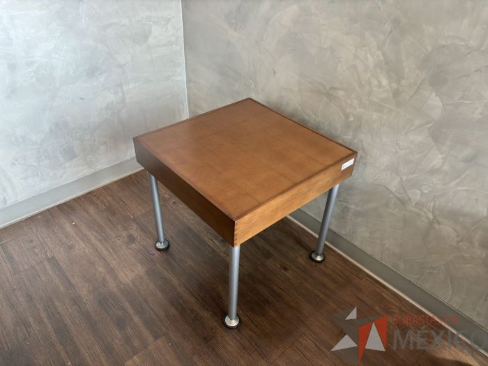 Lote 007 - Mesa de apoyo con patas metálicas