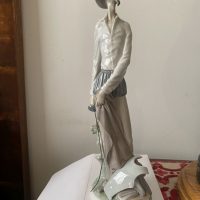 Lote 037 - Figura de Don Quijote erguido. Porcelana de Lladró. Sello de manufactura en la base (España)