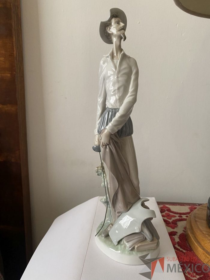 Lote 037 - Figura de Don Quijote erguido. Porcelana de Lladró. Sello de manufactura en la base (España)