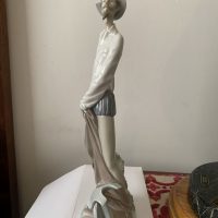 Lote 037 - Figura de Don Quijote erguido. Porcelana de Lladró. Sello de manufactura en la base (España) - Imagen 3