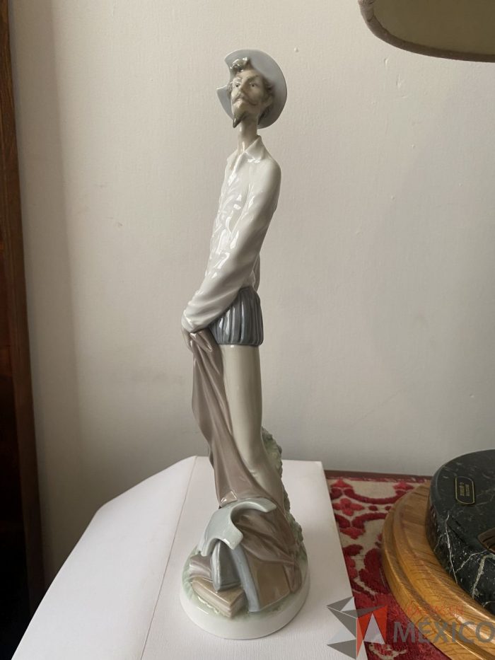 Lote 037 - Figura de Don Quijote erguido. Porcelana de Lladró. Sello de manufactura en la base (España) - Imagen 3