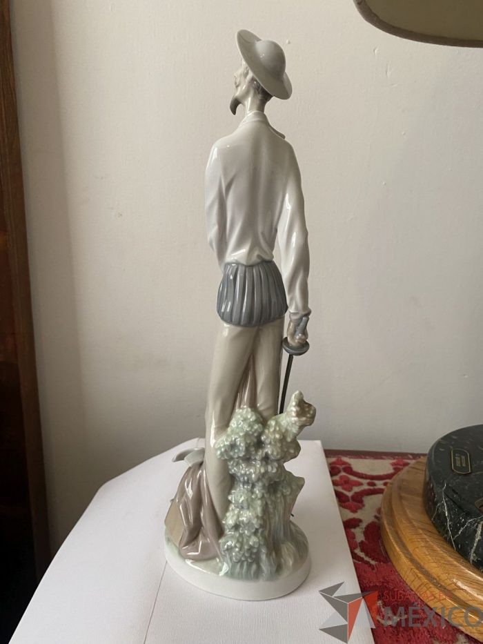 Lote 037 - Figura de Don Quijote erguido. Porcelana de Lladró. Sello de manufactura en la base (España) - Imagen 4