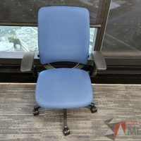 Lote 004 - Silla operativa con ruedas, descansabrazos, asiento y respaldo en tela 