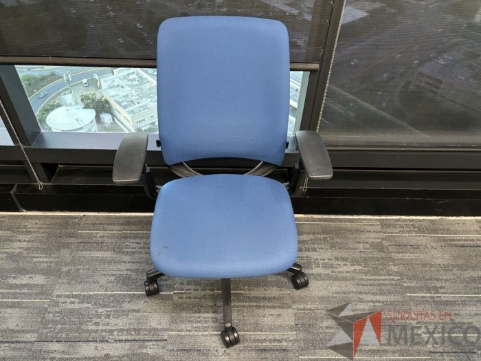 Lote 004 - Silla operativa con ruedas, descansabrazos, asiento y respaldo en tela 