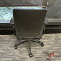 Lote 004 - Silla operativa con ruedas, descansabrazos, asiento y respaldo en tela  - Imagen 2