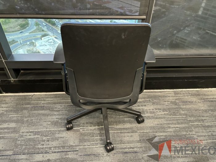 Lote 004 - Silla operativa con ruedas, descansabrazos, asiento y respaldo en tela  - Imagen 2