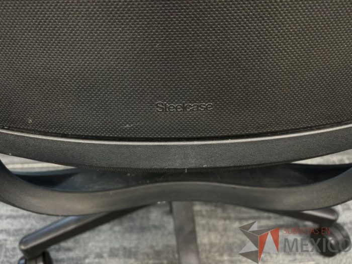 Lote 004 - Silla operativa con ruedas, descansabrazos, asiento y respaldo en tela  - Imagen 3