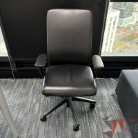Lote 022 - Silla operativa con ruedas, descansabrazos, asiento y respaldo en piel 