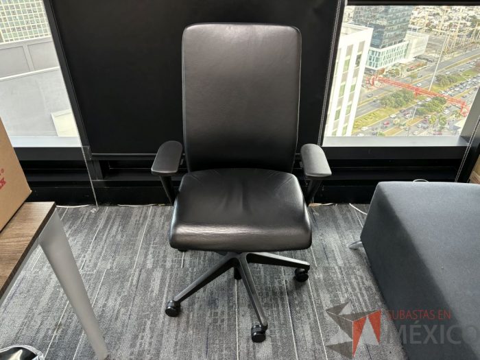 Lote 022 - Silla operativa con ruedas, descansabrazos, asiento y respaldo en piel 