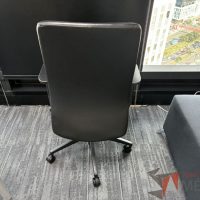 Lote 022 - Silla operativa con ruedas, descansabrazos, asiento y respaldo en piel  - Imagen 2