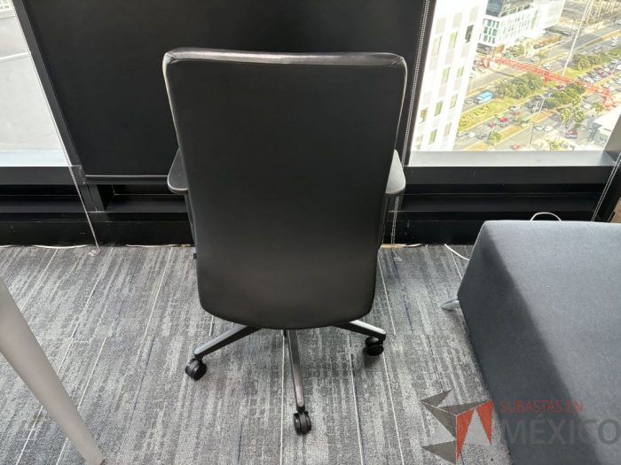 Lote 022 - Silla operativa con ruedas, descansabrazos, asiento y respaldo en piel  - Imagen 2