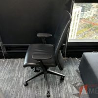 Lote 022 - Silla operativa con ruedas, descansabrazos, asiento y respaldo en piel  - Imagen 3