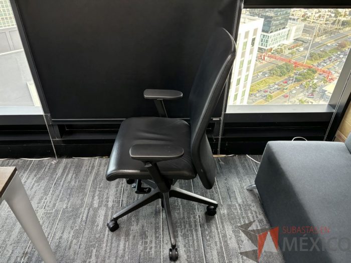 Lote 022 - Silla operativa con ruedas, descansabrazos, asiento y respaldo en piel  - Imagen 3