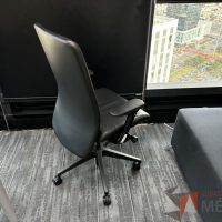 Lote 022 - Silla operativa con ruedas, descansabrazos, asiento y respaldo en piel  - Imagen 4