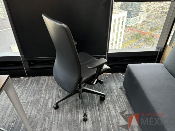 Lote 022 - Silla operativa con ruedas, descansabrazos, asiento y respaldo en piel  - Imagen 4
