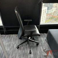 Lote 022 - Silla operativa con ruedas, descansabrazos, asiento y respaldo en piel  - Imagen 5