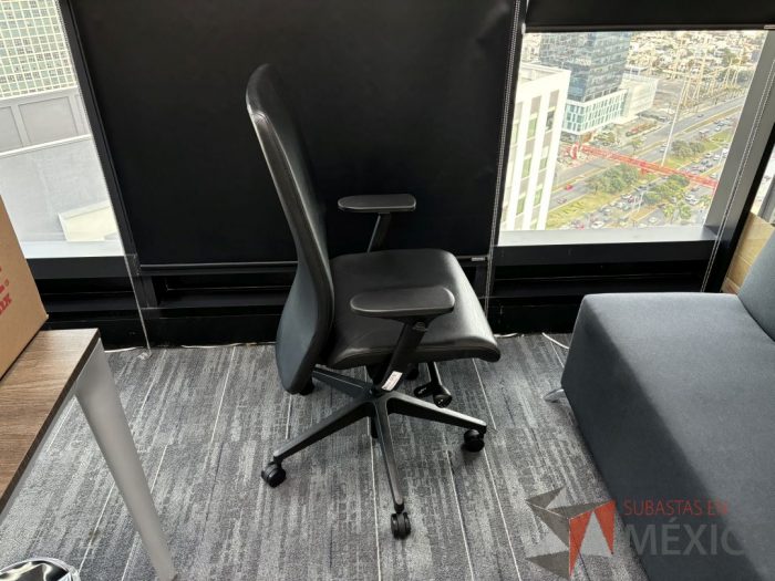 Lote 022 - Silla operativa con ruedas, descansabrazos, asiento y respaldo en piel  - Imagen 5