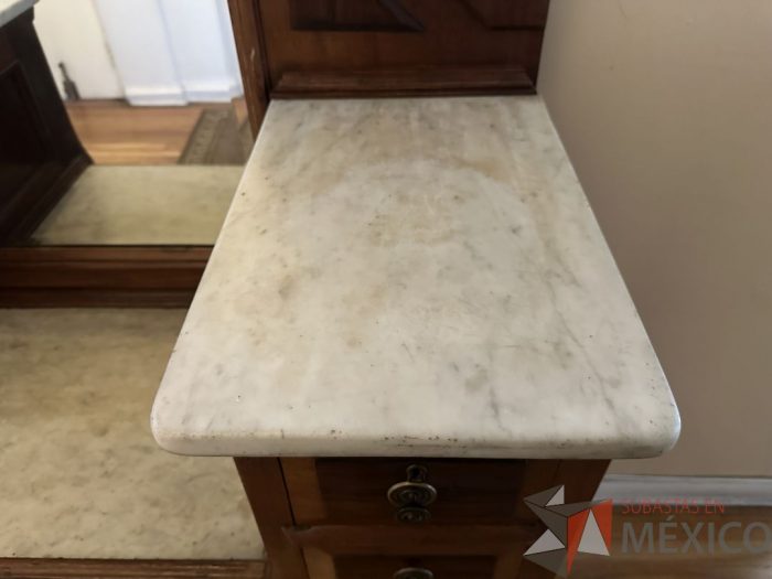 Lote 052 - Tocador francés labrado en madera con cubiertas en mármol con 6 cajones - Imagen 10