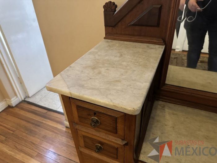 Lote 052 - Tocador francés labrado en madera con cubiertas en mármol con 6 cajones - Imagen 11