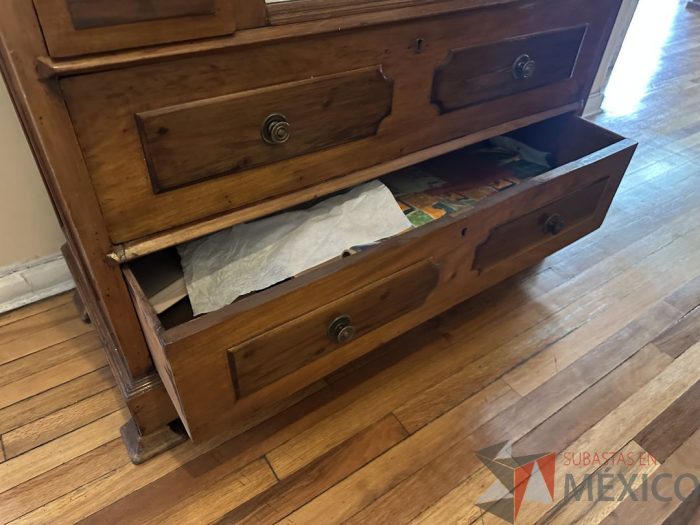Lote 052 - Tocador francés labrado en madera con cubiertas en mármol con 6 cajones - Imagen 14