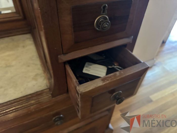 Lote 052 - Tocador francés labrado en madera con cubiertas en mármol con 6 cajones - Imagen 15