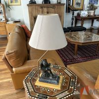 Lote 020 - Lámpara con escultura El niño de la espina