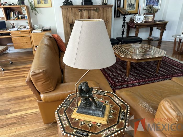 Lote 020 - Lámpara con escultura El niño de la espina