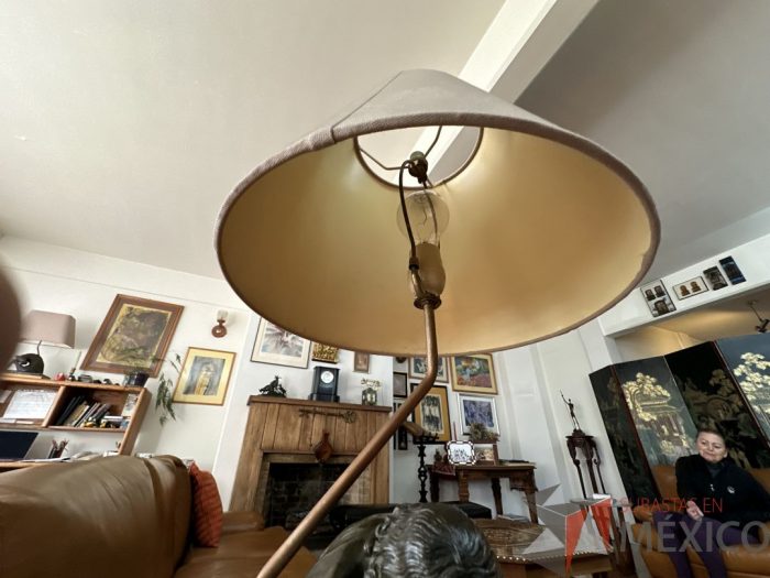 Lote 020 - Lámpara con escultura El niño de la espina - Imagen 5