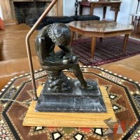 Lote 020 - Lámpara con escultura El niño de la espina - Imagen 6
