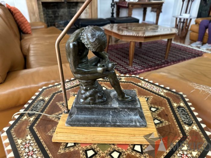 Lote 020 - Lámpara con escultura El niño de la espina - Imagen 6