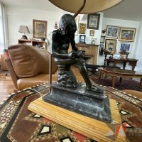 Lote 020 - Lámpara con escultura El niño de la espina - Imagen 7