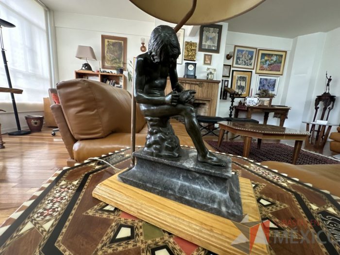 Lote 020 - Lámpara con escultura El niño de la espina - Imagen 7