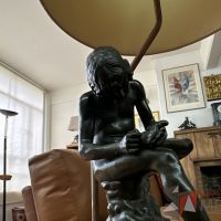 Lote 020 - Lámpara con escultura El niño de la espina - Imagen 8