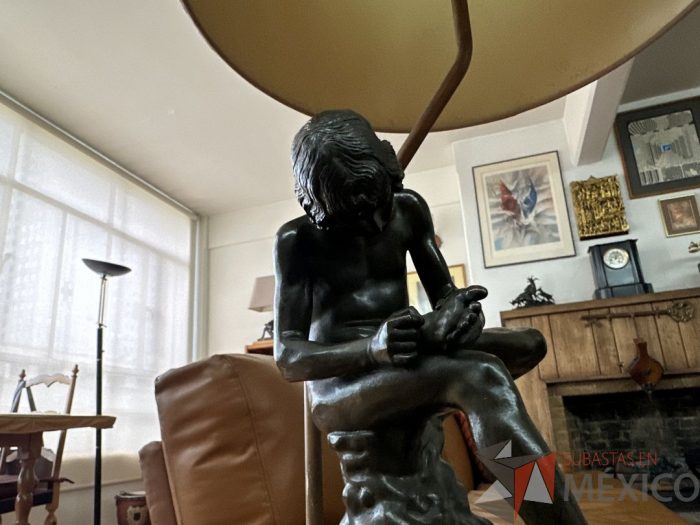Lote 020 - Lámpara con escultura El niño de la espina - Imagen 8
