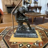 Lote 020 - Lámpara con escultura El niño de la espina - Imagen 9