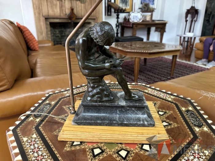 Lote 020 - Lámpara con escultura El niño de la espina - Imagen 9