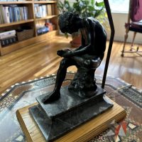 Lote 020 - Lámpara con escultura El niño de la espina - Imagen 10