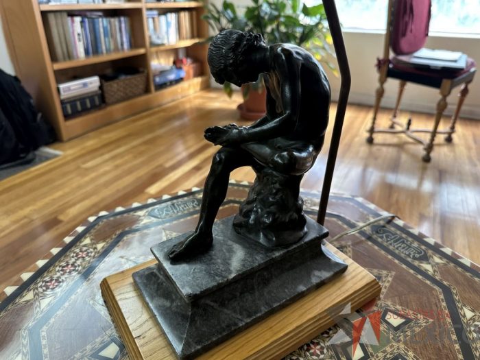 Lote 020 - Lámpara con escultura El niño de la espina - Imagen 10