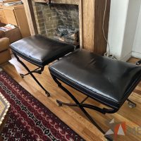 Lote 039 - Banco metálico con asiento tipo piel color negro