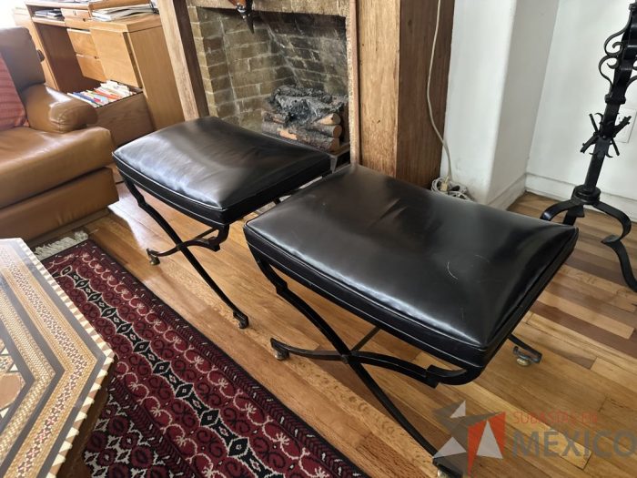 Lote 039 - Banco metálico con asiento tipo piel color negro