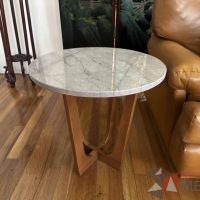 Lote 021 - Mesa esquinera con cubierta en mármol y base de madera