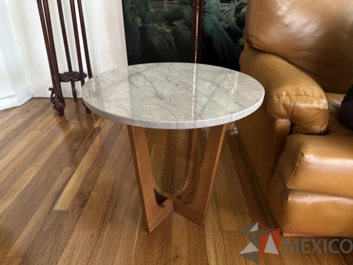 Lote 021 - Mesa esquinera con cubierta en mármol y base de madera