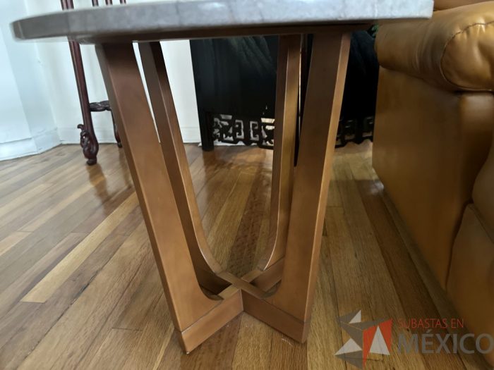 Lote 021 - Mesa esquinera con cubierta en mármol y base de madera - Imagen 3