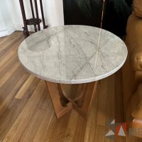 Lote 021 - Mesa esquinera con cubierta en mármol y base de madera - Imagen 5
