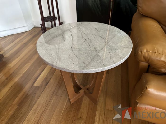 Lote 021 - Mesa esquinera con cubierta en mármol y base de madera - Imagen 5