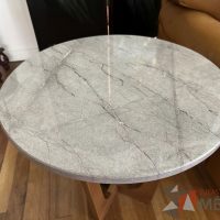 Lote 021 - Mesa esquinera con cubierta en mármol y base de madera - Imagen 6