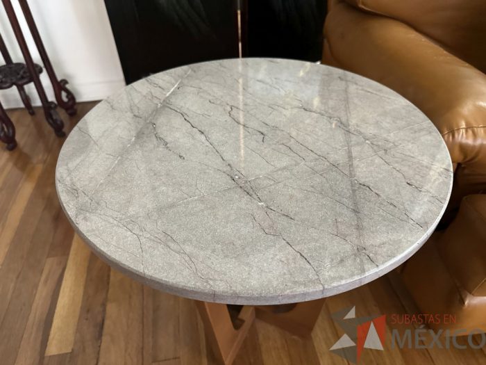 Lote 021 - Mesa esquinera con cubierta en mármol y base de madera - Imagen 6